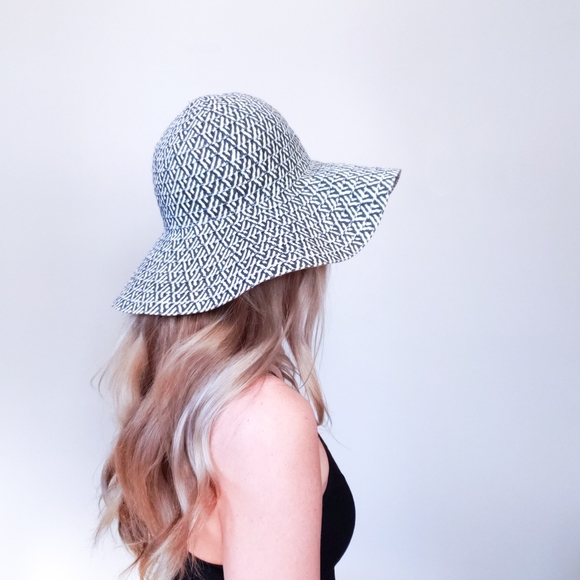 5/$25 Black & White Wide Brim Floppy Sun Hat